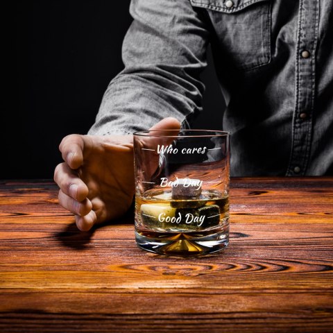 Etui na whisky ze szklankami Who cares na urodziny Froster Etui na whisky ze szklankami Who cares na urodziny Froster
